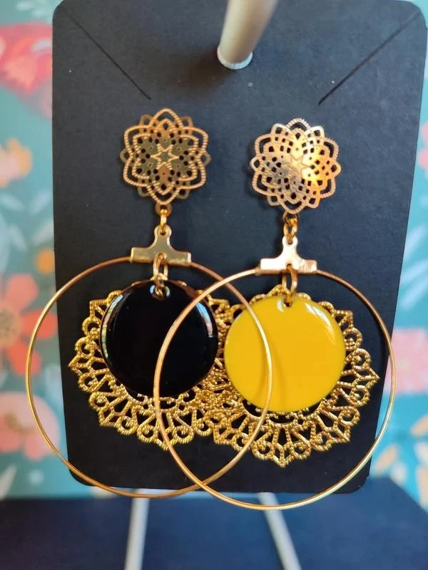 boucles d'oreilles colorées